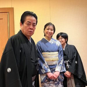 Nao Minamisawa Instagram - 昨日は、立川小春志師匠の真打ち昇進披露宴でした㊗️

今回は、フジテレビの阿部知代さんと一緒に司会を務めさせていただきました！

談春師匠から小春志さんへのお言葉にぐっときて、来賓の落語家のみなさまの祝辞に笑いながらもほろっとさせられて。
とてもあたたかく素敵な会でした。

写真ではなぜか主役が後ろに隠れていますが笑、
新真打としての今後が楽しみになるような、そんな門出の瞬間をご一緒できて嬉しかったです。

改めて、本当におめでとうございます！