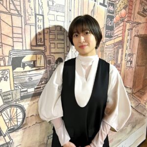 Nao Minamisawa Instagram - 「今日も寄席に行きたくなって」出版記念イベント、ありがとうございました！

サイン会から始まり、お酒を飲みながらのトーク、楽しかったです！
芸人のあずき坊主さんに仕切っていただき、途中からはゲストとして、あさ笑でご一緒してた桂團治郎さんにも参加いただきました！
@okumura_jinsei @danjirokatsu 

またこういう機会でみなさんにお会いできたらうれしいです。

イベント、本の感想もぜひ💁‍♀️

ちなみに、会場の梅田Lateralの壇上の背景画は、漫画家の山本さほさんによるもの！ノスタルジックでかわいかった！！
@lateral_osaka 

衣装
ジャンパースカート、ブラウス  @lanvin_en_bleu_womens 
タートルトップス @adelly.tokyo @adelly_press 
ブーツ @charleskeith_jp  #チャールズアンドキース