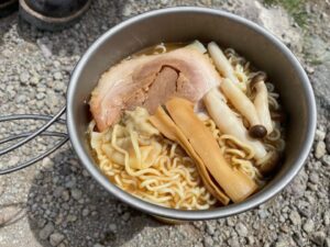 Nao Minamisawa Instagram - トッピングは、チャーシュー/メンマ/ワンタン/しめじ/トック。
この味噌ラーメン、山頂で染みまくり。
#登山 #山飯 #日光白根山