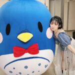 Nao Toyama Instagram - みなさ～ん！ ＼7th Anniversary Party ''Live☆Pallet"／ ありがとうございました～🐧✨✨ たくさんの楽しさに溢れたライブでした！！ 音楽っていいね……！！✨ 私自身も成長することができたような気がします！ 素敵な機会を与えてくださりありがとうございます！！ このあと感想ブログもあげるのでぜひ🌸 そして！ 発表になったばかりの Billboardさんでのアコースティックライブ、 最速先行チケット受付始まりましたので、 そちらもチェックしてみてくださいね😌 ーーーーー 衣装もヘアスタイルもめちゃきゃわでした💟 スカートにはスタッズ＆お花がついてて、 ロックとエレガンスの融合……！！ 実は、今回のライブ、 公演時間がいつもよりタイトだったので…… 初めて衣装チェンジの時間をなくしているんです！！！ 着替える時間すら惜しかったの……（笑） この一着だけで、 どんな曲の雰囲気にも対応できるようになっているなぁって思います！ これってすごいことですよね🌸