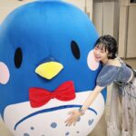 Nao Toyama Instagram - みなさ～ん！ ＼7th Anniversary Party ''Live☆Pallet"／ ありがとうございました～🐧✨✨ たくさんの楽しさに溢れたライブでした！！ 音楽っていいね……！！✨ 私自身も成長することができたような気がします！ 素敵な機会を与えてくださりありがとうございます！！ このあと感想ブログもあげるのでぜひ🌸 そして！ 発表になったばかりの Billboardさんでのアコースティックライブ、 最速先行チケット受付始まりましたので、 そちらもチェックしてみてくださいね😌 ーーーーー 衣装もヘアスタイルもめちゃきゃわでした💟 スカートにはスタッズ＆お花がついてて、 ロックとエレガンスの融合……！！ 実は、今回のライブ、 公演時間がいつもよりタイトだったので…… 初めて衣装チェンジの時間をなくしているんです！！！ 着替える時間すら惜しかったの……（笑） この一着だけで、 どんな曲の雰囲気にも対応できるようになっているなぁって思います！ これってすごいことですよね🌸