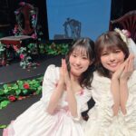 Nao Toyama Instagram - 📅１月の思い出📅 その③！ 朗読劇 森の音楽家クランベリー外伝 「魔法少女育成計画 unripe duet」 緒方恵美さん 井上喜久子さん 沼倉愛美さん 松田利冴ちゃん 井上ほの花ちゃん 茅原実里さん 小清水亜美さん かないみかさん そして前日出演の、 松田颯水ちゃん 宮村優子さん アンサンブルのみんな 演出の田邉俊喜さん 原作遠藤浅蜊先生 イラストマルイノ先生 すべての関係者の方、 ご覧くださった皆様、 ありがとうございました！！！！ 配信アーカイブは 2/12（日）いっぱいまでです。 生死をかけて闘っている魔法少女、 私も演者として死力を尽くした朗読劇４ステージでした！ ……ここだけの話、 すべての本番を終えた翌日は支えがないとまっすぐ立っていられませんでした（笑） 声のお芝居をしていてこんな風になるなんて思わなかったなあ。 そのくらい全力で、極限状態で、ステージではたくさんの人の魂と魂がぶつかりあっていて、 ミーアというお役を預けていただいたことを全うしたいという気持ちが強かったです。 そんな機会をいただけて幸せに思います。 まほいくワールドがますます広く、深くなっていきますように。 私もこの経験を胸にこれからも頑張っていきます！！！ 写真はさっちゃんっ！😌 よかったら朗読劇、ご覧くださいませ🪄