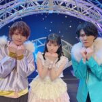 Nao Toyama Instagram - 📅１月の思い出📅 その②！ TVアニメ「神クズ☆アイドル」 昼夜イベント🕺 ZINGSメンバーの今井文也さんと堀江瞬さんと、 アイドルきゅるんきゅるんポーズ（？）でぱしゃり📷️ トークもじゃんけんもライブパートもとても盛り上がりました！！ 特に、 じゃんけん大会は予想以上の盛り上がりに……というか、予想外の展開になりました！😂 昼夜ともに私が優勝してしまって超超びっくりだったのですが、 （お客さんがしてくださった）計算によると、同じ人が昼夜ともに優勝する確率というのは1％しかないそうで！！！ 今年の運をここで使い果たしてしまったのではないかと震えています…………（笑） そんな勝ち負けはとにかく、 声優さんたちがただただじゃんけんするというシュールな絵のはずなのに、 みなさん面白いパフォーマンスを次々に繰り出されていて、ずっと笑っていました😆 それに感動的なシーンも多くて、 やっぱり原作とアニメが素晴らしかったなあとしみじみ。 今からでも皆様ぜひぜひアニメ観ていただきたいです……！！！ ぜひぃぃぃっ(´；д；｀)！！！