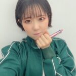 Nao Toyama Instagram - こんばんは～！ 金夜いかがお過ごしですか～？ すっかり毎日寒いですね❄️ （ジャージでペン持ったら学校っぽさがすごい！笑） 今夜20:00から！ 公式Xでリスニングパーティーをやります😉 おうちからせーの！で再生して音楽を楽しむ企画です！ サブスクでプレイリスト組んだのでチェックしてみてください！ 公式Xで私もいろいろ呟きますっ💬 あなたのお気にいりの曲が見つかるといいなあ！ お時間合う方はまたのちほどです🎶