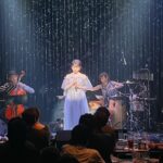 Nao Toyama Instagram - こんにちは～！ 一枚目の写真は、前回の投稿とおんなじ構図の写真を選んでみました（笑） ……スタジオリハーサルから本番へ！！ そうです、昨日ビルボードライブ大阪でのアコースティックライブが終演いたしました🎹✨ お越しくださった皆様おおきにです😄 とても贅沢で耳が幸せなひとときでした。 アコースティックはいいぞぉ……。👼 ほんとに年１でやりたくなっちゃうくらいアコースティックの虜になっちゃいました。 今週末は横浜公演も頑張ります！！