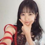 Nao Toyama Instagram - ＼ バレンタインですぜ！！／ この間のライブでは、 チョコ全開なお衣装を着させていただきました🍫✨ 銀アルミを破いたチョコ！！！ を衣装で表現できるのがすごい…………！！！ 私は今日、ライブを観に来てくれた諏訪彩花ちゃんが差し入れてくれたブラウニーを食べてバレンタイン気分を味わいました😌 今からでもご褒美チョコ、よかったらご自身にあげてくださいね☕