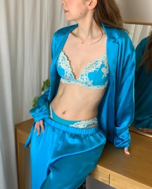 Naomi Lorraine Frank Instagram - .
.
ジェニファー ロペスがグローバルアンバサダーになった
ランジェリーブランドインティミッシミ🌹
@intimissimiofficial × @jlo 

ヘルシーな着心地でエレガントなデザインが素敵✨
テレビCMにも流れてるみたい❣️
.
.
#Intimissimi #インティミッシミ #intimissimigirls #adv