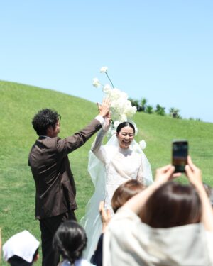 Naomi Lorraine Frank Instagram - .
.
たくさんの笑顔と涙が溢れた
@shidamizuki の最高な結婚式🕊🤍

素敵な美月ちゃんと素敵な旦那様の
お友達達もみんな素敵で、

全空間にハッピーが溢れておりました…🤍

いつも綺麗だけど、
この日は本当に本当に綺麗すぎたよ🥺🤍

美月ちゃん、りゅうちゃんさん、
本当におめでとう🤍

📸　@kaikiyamanaka 
.
.
#happywedding #結婚式#おめでとう#早くみんなでお出かけしたいな#全データの写真から#お気に入りチョイス#涙綺麗すぎ#泣くこと無いよって言われたけど#良くんとばっちり泣きました笑