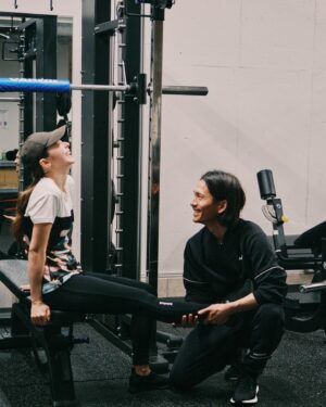 Naomi Lorraine Frank Instagram - .
.
夫婦で1ヶ月間頑張った本気の筋トレ💪

密着してもらえた記事が3月17日から
@houyhnhnm_official で公開されています✨

週2回1ヶ月間、毎日どこかしらが
筋肉痛で
でもそれが頑張った証で気持ちよくてw
本当に筋トレにハマって
密着が終わった今でもジムに通い続けてる💪

そんな筋トレ汗ボディを心地よく
爽やかに支えてくれた 
@admiral_athletics_jp 
@admiral_official_jp 

そして今回密着で見守ってくれていた
@face_hikarumorita 
@alexshunissen 
@shibayama10271 

筋トレにハマるきっかけを作ってくれた
@cliffgym のトレーナーの皆様

みんなに本気の感謝です！！！
.
.
#admiral #houyhnhnm #cliffgym#パーソナルジム#本気の筋トレ#しんどいけど#達成感すごい#感謝の嵐だね