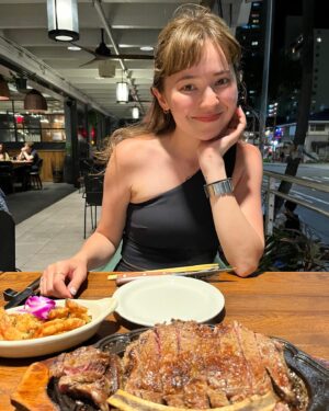 Naomi Lorraine Frank Instagram - .
.
@alohasteakhouse_waikiki でディナー🍽🤍
ボリュームも接客も味も全部めちゃくちゃ良かった🥺！！

日本語喋れるスタッフさん多いのと、
日本語メニューもあったからオススメ🫶🏻🫶🏻
.
.
#alohasteakhouse #waikiki#hawaii#honolulu#honeymoon#steak #アロハステーキハウス#ワイキキ#ハワイ#ハネムーン#新婚旅行