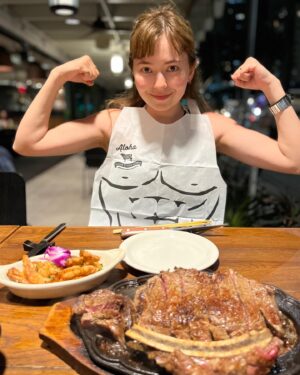 Naomi Lorraine Frank Instagram - .
.
@alohasteakhouse_waikiki でディナー🍽🤍
ボリュームも接客も味も全部めちゃくちゃ良かった🥺！！

日本語喋れるスタッフさん多いのと、
日本語メニューもあったからオススメ🫶🏻🫶🏻
.
.
#alohasteakhouse #waikiki#hawaii#honolulu#honeymoon#steak #アロハステーキハウス#ワイキキ#ハワイ#ハネムーン#新婚旅行