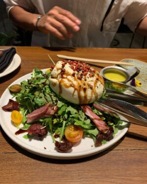 Naomi Lorraine Frank Instagram - .
.
@alohasteakhouse_waikiki でディナー🍽🤍
ボリュームも接客も味も全部めちゃくちゃ良かった🥺！！

日本語喋れるスタッフさん多いのと、
日本語メニューもあったからオススメ🫶🏻🫶🏻
.
.
#alohasteakhouse #waikiki#hawaii#honolulu#honeymoon#steak #アロハステーキハウス#ワイキキ#ハワイ#ハネムーン#新婚旅行