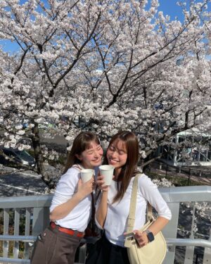 Naomi Lorraine Frank Instagram - .
.
桜めちゃくちゃ綺麗だった🌸🤍
とても眩しかった😎🤍笑

珍しくタイムリー投稿🌸笑
なんならこれ、今日🌸笑

サブちゃんには時間差投稿常習犯バレてるから
半年後あげるんでしょう？と言われた🌸笑

だから珍しく
年に数回あるかないかのタイムリーしてみた🫶🏻笑
.
.
#お花見#桜#🌸#白ティー#おそろチック#さぶきゃわ##身長差ありすぎて#日陰に使う#サブのおてては#身長高くて私まで目の日陰にならなかった#ぽよ