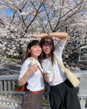 Naomi Lorraine Frank Instagram - .
.
桜めちゃくちゃ綺麗だった🌸🤍
とても眩しかった😎🤍笑

珍しくタイムリー投稿🌸笑
なんならこれ、今日🌸笑

サブちゃんには時間差投稿常習犯バレてるから
半年後あげるんでしょう？と言われた🌸笑

だから珍しく
年に数回あるかないかのタイムリーしてみた🫶🏻笑
.
.
#お花見#桜#🌸#白ティー#おそろチック#さぶきゃわ##身長差ありすぎて#日陰に使う#サブのおてては#身長高くて私まで目の日陰にならなかった#ぽよ