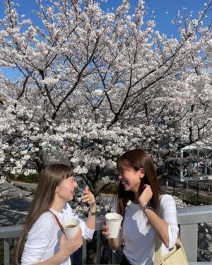 Naomi Lorraine Frank Instagram - .
.
桜めちゃくちゃ綺麗だった🌸🤍
とても眩しかった😎🤍笑

珍しくタイムリー投稿🌸笑
なんならこれ、今日🌸笑

サブちゃんには時間差投稿常習犯バレてるから
半年後あげるんでしょう？と言われた🌸笑

だから珍しく
年に数回あるかないかのタイムリーしてみた🫶🏻笑
.
.
#お花見#桜#🌸#白ティー#おそろチック#さぶきゃわ##身長差ありすぎて#日陰に使う#サブのおてては#身長高くて私まで目の日陰にならなかった#ぽよ