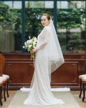 Naomi Lorraine Frank Instagram - .
.
ウェディングドレスは
@number5_n5 さんでレンタルしたよ👰

@hiramatsuwedding_aso は
ドレス持ち込み自由だったから
10軒くらいドレスショップまわって試着して、

この繊細なレースに一目惚れしました🤍

ロングスリーブにしたいとかは
考えてなかったんだけど
着たらもうこれだー！ってなったな〜☺️

ベールはメルカリで @thetreatdressing の250cmの
ロングベールを買って、
私には長すぎると思ったから
このドレスの長さに合う好みの長さに切りました！

ちなみに良くんとは
ファーストミートまでドレス内緒にして、
色んな友達や家族に着いてきてもらって
たっっくさん試着しまくった‼︎笑
心の底からみんなに感謝🥺✨✨

@takumihonda_stylist さんに
間に入ってもらって、私の着るドレスを伝えてたから
当日2人の雰囲気マッチしまくりやったよ😍
たくさんも本当にありがとうございました🙇‍♀️

内緒にしたおがけか？笑
ヒールの音が聞こえ始めた瞬間から
ファーストミート良くん号泣してくれたから…笑
内緒にするのオススメ🤫🤍
.
.
#number5#weddingdress #ristoranteaso#wedding#divineatelier #ナンバー5#ウェディングドレス#リストランテaso#フランク家結婚式