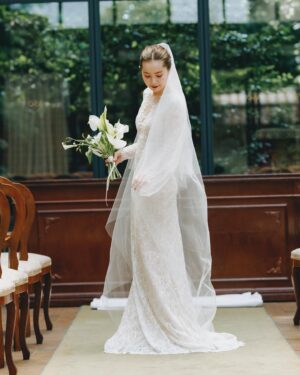 Naomi Lorraine Frank Instagram - .
.
ウェディングドレスは
@number5_n5 さんでレンタルしたよ👰

@hiramatsuwedding_aso は
ドレス持ち込み自由だったから
10軒くらいドレスショップまわって試着して、

この繊細なレースに一目惚れしました🤍

ロングスリーブにしたいとかは
考えてなかったんだけど
着たらもうこれだー！ってなったな〜☺️

ベールはメルカリで @thetreatdressing の250cmの
ロングベールを買って、
私には長すぎると思ったから
このドレスの長さに合う好みの長さに切りました！

ちなみに良くんとは
ファーストミートまでドレス内緒にして、
色んな友達や家族に着いてきてもらって
たっっくさん試着しまくった‼︎笑
心の底からみんなに感謝🥺✨✨

@takumihonda_stylist さんに
間に入ってもらって、私の着るドレスを伝えてたから
当日2人の雰囲気マッチしまくりやったよ😍
たくさんも本当にありがとうございました🙇‍♀️

内緒にしたおがけか？笑
ヒールの音が聞こえ始めた瞬間から
ファーストミート良くん号泣してくれたから…笑
内緒にするのオススメ🤫🤍
.
.
#number5#weddingdress #ristoranteaso#wedding#divineatelier #ナンバー5#ウェディングドレス#リストランテaso#フランク家結婚式