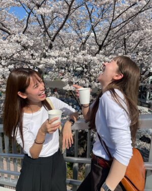 Naomi Lorraine Frank Instagram - .
.
桜めちゃくちゃ綺麗だった🌸🤍
とても眩しかった😎🤍笑

珍しくタイムリー投稿🌸笑
なんならこれ、今日🌸笑

サブちゃんには時間差投稿常習犯バレてるから
半年後あげるんでしょう？と言われた🌸笑

だから珍しく
年に数回あるかないかのタイムリーしてみた🫶🏻笑
.
.
#お花見#桜#🌸#白ティー#おそろチック#さぶきゃわ##身長差ありすぎて#日陰に使う#サブのおてては#身長高くて私まで目の日陰にならなかった#ぽよ