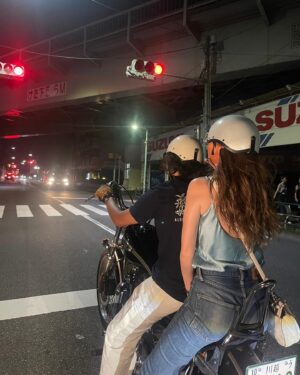 Naomi Lorraine Frank Instagram - .
.
薄着でバイク乗れる季節も終わりかな？🏍

@junya くん
いつも写真撮ってくれてありがとう🤜🏻🔥
.
.
#wolfofgenuine #harleydavidson #evolution #evo#sportster #xl1200x #ハーレーダビッドソン #ハーレー#今だけ#後ろ専門バイカー