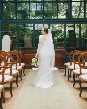 Naomi Lorraine Frank Instagram - .
.
ウェディングドレスは
@number5_n5 さんでレンタルしたよ👰

@hiramatsuwedding_aso は
ドレス持ち込み自由だったから
10軒くらいドレスショップまわって試着して、

この繊細なレースに一目惚れしました🤍

ロングスリーブにしたいとかは
考えてなかったんだけど
着たらもうこれだー！ってなったな〜☺️

ベールはメルカリで @thetreatdressing の250cmの
ロングベールを買って、
私には長すぎると思ったから
このドレスの長さに合う好みの長さに切りました！

ちなみに良くんとは
ファーストミートまでドレス内緒にして、
色んな友達や家族に着いてきてもらって
たっっくさん試着しまくった‼︎笑
心の底からみんなに感謝🥺✨✨

@takumihonda_stylist さんに
間に入ってもらって、私の着るドレスを伝えてたから
当日2人の雰囲気マッチしまくりやったよ😍
たくさんも本当にありがとうございました🙇‍♀️

内緒にしたおがけか？笑
ヒールの音が聞こえ始めた瞬間から
ファーストミート良くん号泣してくれたから…笑
内緒にするのオススメ🤫🤍
.
.
#number5#weddingdress #ristoranteaso#wedding#divineatelier #ナンバー5#ウェディングドレス#リストランテaso#フランク家結婚式