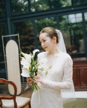 Naomi Lorraine Frank Instagram - .
.
ウェディングドレスは
@number5_n5 さんでレンタルしたよ👰

@hiramatsuwedding_aso は
ドレス持ち込み自由だったから
10軒くらいドレスショップまわって試着して、

この繊細なレースに一目惚れしました🤍

ロングスリーブにしたいとかは
考えてなかったんだけど
着たらもうこれだー！ってなったな〜☺️

ベールはメルカリで @thetreatdressing の250cmの
ロングベールを買って、
私には長すぎると思ったから
このドレスの長さに合う好みの長さに切りました！

ちなみに良くんとは
ファーストミートまでドレス内緒にして、
色んな友達や家族に着いてきてもらって
たっっくさん試着しまくった‼︎笑
心の底からみんなに感謝🥺✨✨

@takumihonda_stylist さんに
間に入ってもらって、私の着るドレスを伝えてたから
当日2人の雰囲気マッチしまくりやったよ😍
たくさんも本当にありがとうございました🙇‍♀️

内緒にしたおがけか？笑
ヒールの音が聞こえ始めた瞬間から
ファーストミート良くん号泣してくれたから…笑
内緒にするのオススメ🤫🤍
.
.
#number5#weddingdress #ristoranteaso#wedding#divineatelier #ナンバー5#ウェディングドレス#リストランテaso#フランク家結婚式