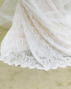 Naomi Lorraine Frank Instagram - .
.
ウェディングドレスは
@number5_n5 さんでレンタルしたよ👰

@hiramatsuwedding_aso は
ドレス持ち込み自由だったから
10軒くらいドレスショップまわって試着して、

この繊細なレースに一目惚れしました🤍

ロングスリーブにしたいとかは
考えてなかったんだけど
着たらもうこれだー！ってなったな〜☺️

ベールはメルカリで @thetreatdressing の250cmの
ロングベールを買って、
私には長すぎると思ったから
このドレスの長さに合う好みの長さに切りました！

ちなみに良くんとは
ファーストミートまでドレス内緒にして、
色んな友達や家族に着いてきてもらって
たっっくさん試着しまくった‼︎笑
心の底からみんなに感謝🥺✨✨

@takumihonda_stylist さんに
間に入ってもらって、私の着るドレスを伝えてたから
当日2人の雰囲気マッチしまくりやったよ😍
たくさんも本当にありがとうございました🙇‍♀️

内緒にしたおがけか？笑
ヒールの音が聞こえ始めた瞬間から
ファーストミート良くん号泣してくれたから…笑
内緒にするのオススメ🤫🤍
.
.
#number5#weddingdress #ristoranteaso#wedding#divineatelier #ナンバー5#ウェディングドレス#リストランテaso#フランク家結婚式