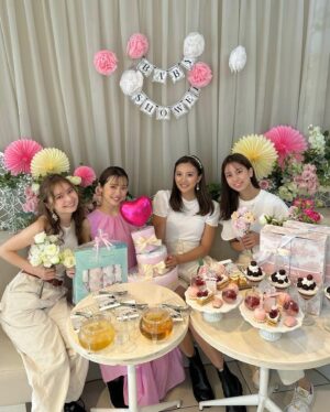 Naomi Lorraine Frank Instagram - .
.
可愛い可愛いえりえりちゃんの
ベイビーシャワー🕊💗

ドレスコードはえりえりがピンクで
私達はホワイト🤍💗

産まれる前からえりえりベイビーに
メロメロなんだけど産まれたら
私どんだけメロメロになるんだろう?笑

映えベイビーシャワーは
@moska_by_gingergarden で💗

写真はスイーツメインだけど、
ボックスの中にローストビーフや
バーガーとか色々入ってて、

甘いしょっぱい甘いしょっぱいの
交互で食べれるよ💗笑

全空間可愛かったから
映えのお祝い事をお考えの方には
めちゃくちゃオススメ！！！

ちなみにオムツケーキはあーやんの
手作り💗
作ってくれてありがとう💗💗
.
.
#moskabygingergarden #moska#ベイビーシャワー #babygirl #babyshower