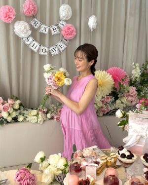 Naomi Lorraine Frank Instagram - .
.
可愛い可愛いえりえりちゃんの
ベイビーシャワー🕊💗

ドレスコードはえりえりがピンクで
私達はホワイト🤍💗

産まれる前からえりえりベイビーに
メロメロなんだけど産まれたら
私どんだけメロメロになるんだろう?笑

映えベイビーシャワーは
@moska_by_gingergarden で💗

写真はスイーツメインだけど、
ボックスの中にローストビーフや
バーガーとか色々入ってて、

甘いしょっぱい甘いしょっぱいの
交互で食べれるよ💗笑

全空間可愛かったから
映えのお祝い事をお考えの方には
めちゃくちゃオススメ！！！

ちなみにオムツケーキはあーやんの
手作り💗
作ってくれてありがとう💗💗
.
.
#moskabygingergarden #moska#ベイビーシャワー #babygirl #babyshower