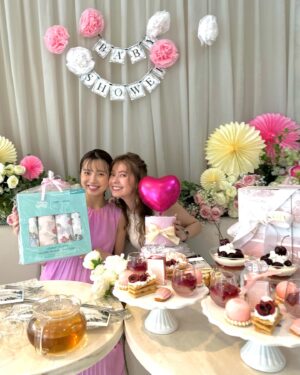 Naomi Lorraine Frank Instagram - .
.
可愛い可愛いえりえりちゃんの
ベイビーシャワー🕊💗

ドレスコードはえりえりがピンクで
私達はホワイト🤍💗

産まれる前からえりえりベイビーに
メロメロなんだけど産まれたら
私どんだけメロメロになるんだろう?笑

映えベイビーシャワーは
@moska_by_gingergarden で💗

写真はスイーツメインだけど、
ボックスの中にローストビーフや
バーガーとか色々入ってて、

甘いしょっぱい甘いしょっぱいの
交互で食べれるよ💗笑

全空間可愛かったから
映えのお祝い事をお考えの方には
めちゃくちゃオススメ！！！

ちなみにオムツケーキはあーやんの
手作り💗
作ってくれてありがとう💗💗
.
.
#moskabygingergarden #moska#ベイビーシャワー #babygirl #babyshower