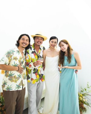 Naomi Lorraine Frank Instagram - .
.
夫婦2人で参列させてもらえた
@shidamizuki ちゃんの結婚式🕊🤍

前々からお互いに似てる部分が
すごく多いなーと感じてたんだけど、改めて結婚式で選ぶドレスの感じ、
旦那さん同士の選ぶ服の雰囲気、趣味、
全てが似すぎてて
これから家族同士で仲良くするのが楽しみだよ🤍🤍

サプライズインタビューはびっくりしたけど
ちゃんと答えれてたかな？笑

📸　@kaikiyamanaka 
.
.
#happywedding #wedding #結婚式