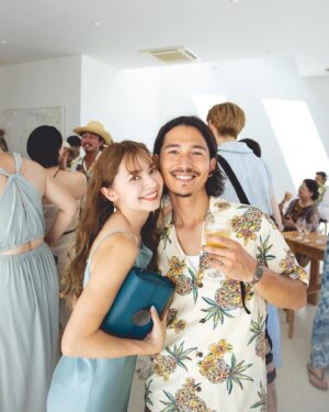 Naomi Lorraine Frank Instagram - .
.
夫婦2人で参列させてもらえた
@shidamizuki ちゃんの結婚式🕊🤍

前々からお互いに似てる部分が
すごく多いなーと感じてたんだけど、改めて結婚式で選ぶドレスの感じ、
旦那さん同士の選ぶ服の雰囲気、趣味、
全てが似すぎてて
これから家族同士で仲良くするのが楽しみだよ🤍🤍

サプライズインタビューはびっくりしたけど
ちゃんと答えれてたかな？笑

📸　@kaikiyamanaka 
.
.
#happywedding #wedding #結婚式