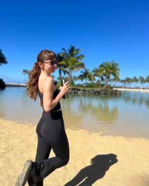Naomi Lorraine Frank Instagram - .
.
新婚旅行まで着るの我慢してた
@lululemonjp のウェアが可愛くて着心地いいから
飛行機に街中に大活躍してくれた🫶🏻♥️

太陽がまたいい仕事をしてくれるぜ〜☀️

まっっぶしいけどね😎笑
.
.
#lululemon #hawaii#ハワイ#新婚旅行#ハネムーン#ルルレモン
