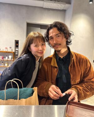 Naomi Lorraine Frank Instagram - .
.
気づいたら全くインスタ更新してなかった🤓笑

夫婦でお世話になってる
@unami_kinu さんに
今年最後のヘアメンテナンスしてもらって、
その場の勢いとノリで
オン眉にしてもったんだけどさ

え、どうしよ、

オン眉めっちゃいいやん。ハマった。笑
良くんも好きと言ってくれたので
しばらくオン眉だな🤍

そしてカラーも安定の綺麗すぎる🫶🏻

いつもありがとうございます🙇‍♀️
.
.
#美容室#美容院#吉祥寺#unami吉祥寺#unami#unamikichijoji #オン眉#相変わらずのすっぴん#オン眉はメイクした方がいいね#と思いつつすっぴんしてしまう#メイクがんばろ笑