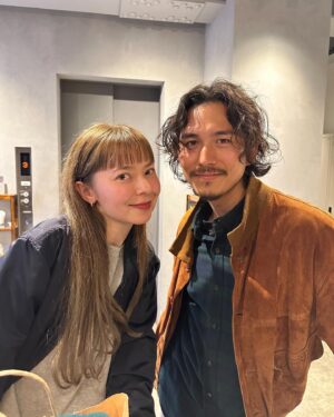Naomi Lorraine Frank Instagram - .
.
気づいたら全くインスタ更新してなかった🤓笑

夫婦でお世話になってる
@unami_kinu さんに
今年最後のヘアメンテナンスしてもらって、
その場の勢いとノリで
オン眉にしてもったんだけどさ

え、どうしよ、

オン眉めっちゃいいやん。ハマった。笑
良くんも好きと言ってくれたので
しばらくオン眉だな🤍

そしてカラーも安定の綺麗すぎる🫶🏻

いつもありがとうございます🙇‍♀️
.
.
#美容室#美容院#吉祥寺#unami吉祥寺#unami#unamikichijoji #オン眉#相変わらずのすっぴん#オン眉はメイクした方がいいね#と思いつつすっぴんしてしまう#メイクがんばろ笑