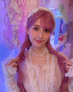 Naomi Payton Instagram - ୨୧

Febriさん連載
 #並行多元ヒロインズ 第9回 

今回は「ピンク髪の女の子」がテーマ💓

人生初ウィッグ
人生初カラコン

人生初をふたつも経験させていただきました！

今まで髪の毛を染めたことがないので、ピンク髪の自分の姿を鏡で見る度に「これが……わたし？」ってなった笑
ピンク髪かわいくて憧れてたから嬉しかったなぁ

大好きなピンク髪のキャラクター
ピンク色への愛とこだわりなどなど

インタビューもお写真も盛りだくさんです！

ぜひチェックしてくださいっ🫶🏻

「ピンク髪に挑戦したい！」という私の夢を叶えてくださり、本当にありがとうございました！

お洋服 ❥ @angelicpretty_official 

#03 #声優 #ピンク髪 #ピンク #カラコン #ピンクカラコン #ゆめかわいい #ゆめかわ #かわいいもの #ピンク系統 #kawaii