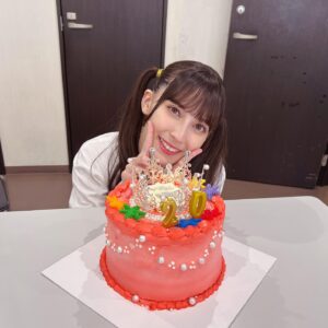 Naomi Payton Instagram - 👑
・
🎀バースデーイベント🎀
『Naomi Payton 20th Anniversary Princess』
ありがとうございました✨

こんなに可愛いティアラの乗ったケーキをサプライズでいただきました🎂
びっくりした〜！でもそれ以上に嬉しかったよ💕
中に大好きないちごが入ってて、濃厚なクリームとふわふわで優しい甘さのスポンジと一緒に食べたら、幸せで満たされました。。( ˙༥˙ )
最っ高の時間、最っ高のスタッフさん。
最っ高の浪漫派。
みんな本当にありがとう！

〜当日流させていただいた会場BGM〜

「METEOR｣(DIVELA さま)
「名も無き革命｣(シアン・キノ さま)
「Star Shine｣(めろくる さま)
「アウトサイダー｣(Eve さま)
「ハイパーリアリティショウ (鬱P さま)
「グリーンライツ・セレナーデ｣(Omoi さま)
「Blessing｣ (halyosy さま)

全部大好きなボーカロイド楽曲🎶

#声優 #バースデーイベント #豊洲PIT #バースデーケーキ #ケーキ #ティアラケーキ #03 #20歳 #ツインテール #ボカロ