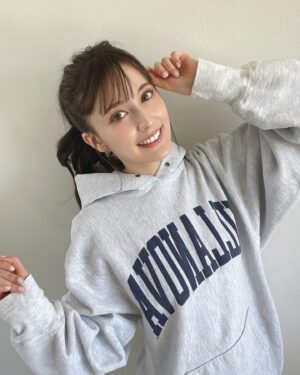 Naomi Payton Instagram - ୨୧

｢#Maiden vol.3
 #TVガイドVOICESTARS 特別編集｣

本日4月3日(水)
発売です🌸

3rd Single「コスモノーツ」についてのお話などをさせていただきました🔭

お洋服が春っぽくてとても可愛かった🌼
ぜひチェックしてくださいね！

#パーカー #ポニーテール #春 #🌼🌼🌼