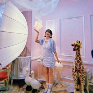 Naomi Payton Instagram - ୨୧

꒰  #並行多元ヒロインズ ꒱

Febriさん連載第8回🧁
今回はスイーツがテーマでした🩵

水色♡がかわいいワンピースに
ドーナツちゃんとお揃いの髪型🍩
ゆめかわいい໒꒱‪‪

インタビューでは
スイーツがモチーフになっているアニメ作品のお話や、バレンタインの思い出。
そしてずーっと忘れられない京都のカフェのお話などなど🍵

インタビューもお写真も盛りだくさんです！

ぜひチェックしてください(⑅•ᴗ•⑅)

お星さま⭐️

#03 #声優 #Febri さん #インタビュー 
#ワンピース #スイーツ好き #かわいいものが好き #ゆめかわ #水色コーデ