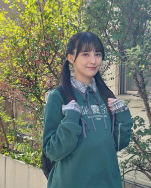 Naomi Payton Instagram - ୨୧

Febriさん連載
 #並行多元ヒロインズ 第10回🧹

今回のテーマは「上京ヒロイン」
上京した経験がある方に寄り添えたらいいな🥰

今回はお天気がとってもよくて！
春ー！お散歩日和〜！！☀️
るんるんだった(˶ˊᵕˋ˵)

そしてぬいぐるみのハリネズミちゃんとわんちゃんと一緒に撮影🦔🐶
それぞれにお名前つけた！

お洋服もかわいくて💚
緑のトレーナーとチェック柄のシャツがお気に入り！

インタビューでは一人暮らしの掃除大変だー💦とか
お母ちゃんエピソードとか
色んなお話をしています！

ぜひチェックしてくださいねっ🌸

#Febri さん
#03 #声優 #トレーナー #シャツ #スカート #ブーツ #ツインテール