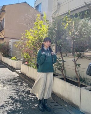 Naomi Payton Instagram - ୨୧

Febriさん連載
 #並行多元ヒロインズ 第10回🧹

今回のテーマは「上京ヒロイン」
上京した経験がある方に寄り添えたらいいな🥰

今回はお天気がとってもよくて！
春ー！お散歩日和〜！！☀️
るんるんだった(˶ˊᵕˋ˵)

そしてぬいぐるみのハリネズミちゃんとわんちゃんと一緒に撮影🦔🐶
それぞれにお名前つけた！

お洋服もかわいくて💚
緑のトレーナーとチェック柄のシャツがお気に入り！

インタビューでは一人暮らしの掃除大変だー💦とか
お母ちゃんエピソードとか
色んなお話をしています！

ぜひチェックしてくださいねっ🌸

#Febri さん
#03 #声優 #トレーナー #シャツ #スカート #ブーツ #ツインテール