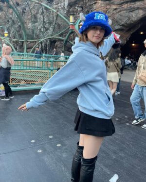 Naomi Trauden Instagram - この間、友達と3人でディズニーへ🏰🤍

レイジングスピリッツはシングルライダーで行ったんだけど、お隣になった素敵なおばあちゃまが終わったあとに、「お世話様でした」とおっしゃって気持ちが温かくなった☺︎
私もたまたまお隣になった方に一言声をかけられる人になろう。