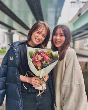 Naomi Trauden Instagram - 今日撮影でCLASSYの皆さんと恋ちゃんが誕生日のお祝いをしてくれました☺︎ 素敵な花束も💐
ありがとうございました✨

そのあと恋ちゃんがランチご馳走してくれて、ゆったりまったりな放課後を過ごしました！笑
恋ちゃんと話してるととってもモチベーションがあがるんだよなぁ。お仕事たのしく頑張るぞーって！

これからもよろしく！🤪