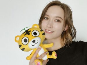 Naomi Trauden Instagram - 私がCMに出演させていただいているプレマテックスさんと一緒に色々作らせて頂いています🌱

とある製品がもうすぐ完成するのですが、その前に公式キャラクターのエコトラをご紹介🐯
LINEスタンプもとても使いやすいので、最近はこればっかり使ってます〜☺︎
皆さんもダウンロードしてくださいな！
エコトラ可愛がってやってくださいな！！！

癖になるこのダンスもぜひ踊ってみてください💃