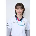 Naomi Trauden Instagram - ✨情報解禁✨ 7月期のカンテレ・フジテレビ系全国ネット新月10ドラマ「マウンテンドクター」にオペ看護師の平早紀役で出演します！ 主演は杉野遥亮さん。山岳医療をテーマに山での様々なトラブルと奮闘しつつ、それぞれのキャラクターたちが山を越えるように内面的にも問題を乗り越え成長していく、医療ドラマでありヒューマンドラマです。 わたしの演じる平早紀は噂好きでグミばっかり食べてるちょいと癖のあるオペ看護師です。あ、仕事はちゃんとやりますよ？笑 連続ドラマ初レギュラー出演で、慣れない中でも日々チームの皆さんからたくさん学び、楽しく撮影しております。お芝居の現場、プロたちが結集してひとつの作品を作り上げて行く様子を直近で感じて感激しながら、私も一員になれるよう頑張ってます！😆 初回は7月8日の月曜よる10時からです✨ #マウンテンドクター