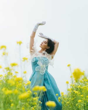 Naomi Trauden Instagram - 明日はいよいよ、私のCanCam卒業号の発売日です🌼

幸せな11年間の思い出がたくさん詰まった内容になっています！仲間たちと作り上げてきた写真たちは全部宝物。
卒業ページでも編集部のみんなの愛をたくさん感じて、卒業はやまったかなぁ、と思ったり。でも、みんなにトラはcancamのOGなんだよ！って誇ってもらえるように、これからもたくさんたくさん頑張ります！そうやってみんなに恩返ししていけたらいいなぁ。

想いの詰まった6月号、皆様ぜひ、買ってね