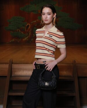 Naomi Trauden Instagram - 日本初開催の Miu Miu Club に行ってきました☺︎

女性たちが互いに支え合い助け合うことを目的としたこのイベント、日本初開催の今回は能にスポットライトが当てられました。

小学生以来のお能は、想像力を掻き立てられ興味深かったです。まだまだ知らない世界なので、また観に行ってみたいです！青山店には能面も展示されていました。直近で見られることなんてないから、まじまじ見ちゃった。

あと、今回のタイツ見せルックがとても好みだった🫶
プライベートでもやりたいなー！

#MiuMiu
#MIUMIUCLUBTOKYO
#PR