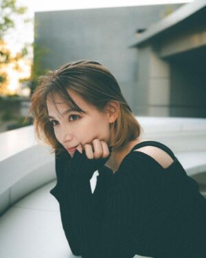 Naomi Trauden Instagram - 先日の撮影で @endoyuki さんに撮ってもらた🌼いつも素敵写真。

ちょっと生意気そうな顔してるね🥸