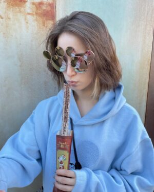 Naomi Trauden Instagram - この間、友達と3人でディズニーへ🏰🤍

レイジングスピリッツはシングルライダーで行ったんだけど、お隣になった素敵なおばあちゃまが終わったあとに、「お世話様でした」とおっしゃって気持ちが温かくなった☺︎
私もたまたまお隣になった方に一言声をかけられる人になろう。