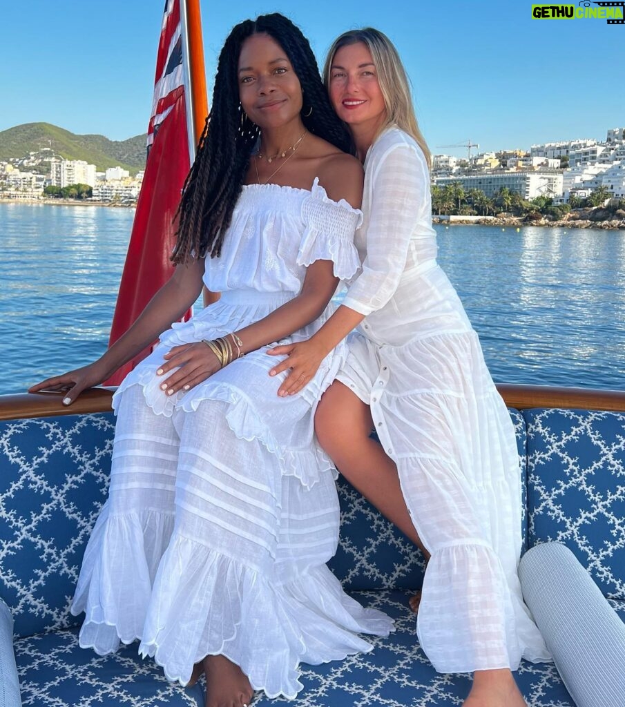 Naomie Harris Instagram - #ibiza2022 🙏🏾🙏🏾 @naseebs ❤️❤️ @jade.h_a Wearing @gulhurgel 🙏🏾 @ldncommunications