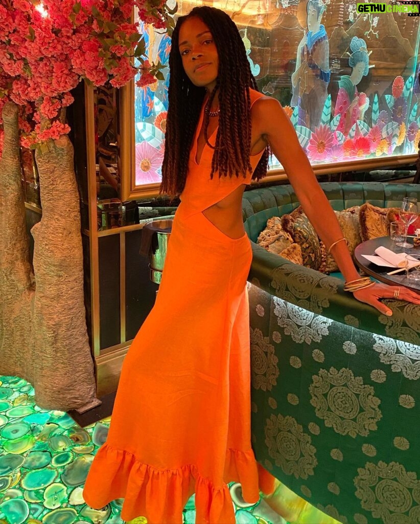 Naomie Harris Instagram - Dress designed by me!!! During lockdown I restarted a long held passion of mine… designing clothes. It’s such a joy to have one of my lockdown designs made, and to have a chance to wear it last night. #soproud 😁